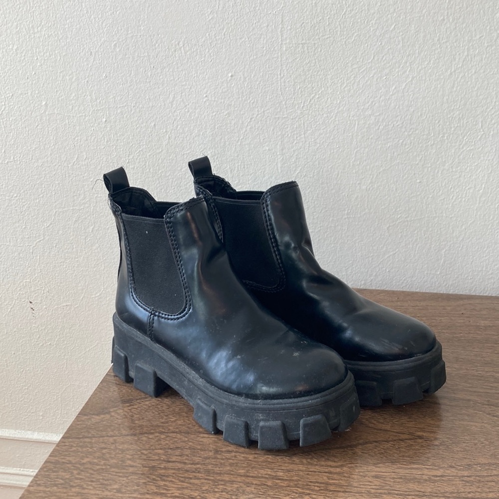 Circus by Sam Edelman Women's Darielle Black Ankle Boot lug sole